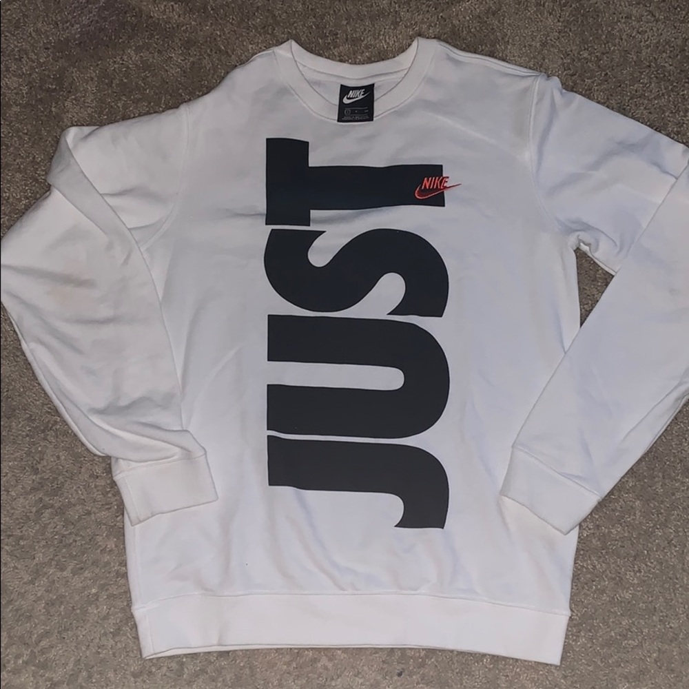 Man Nike “JUST DO IT” sweatshirt.